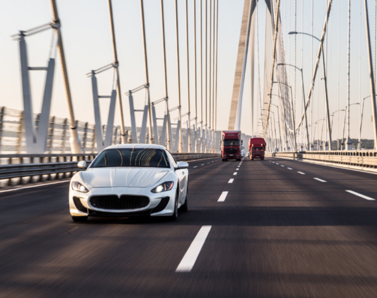 como escolher entre um carro de luxo e um de performance