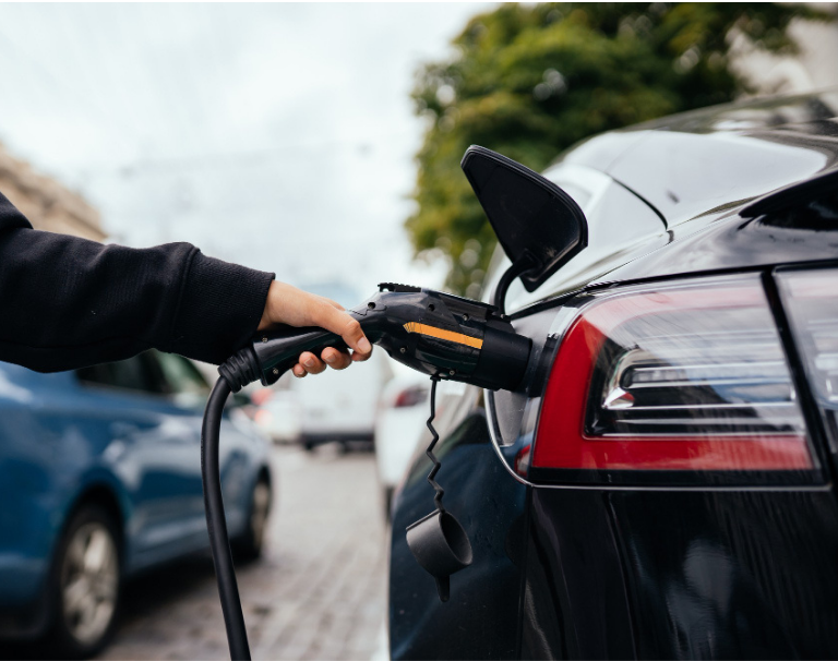 qual a diferenca entre um carro eletrico e um carro hibrido