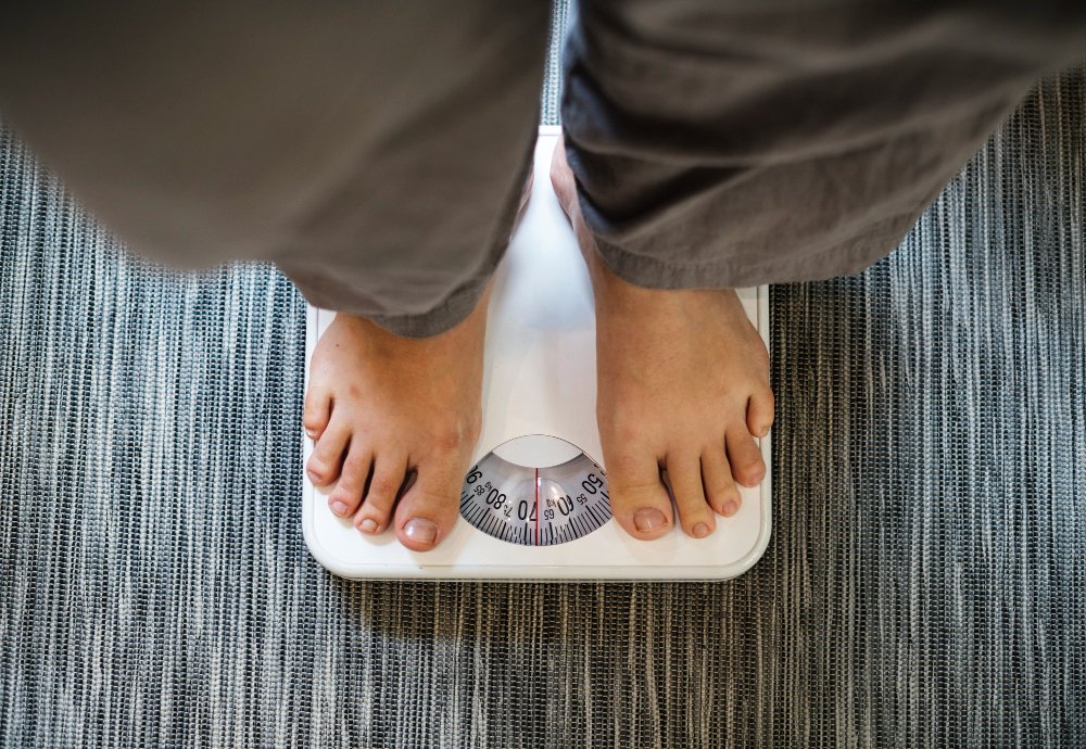 Por que o peso varia de um dia para o outro mesmo sem mudanças na alimentação? mudanca peso corporal
