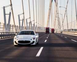 como escolher entre um carro de luxo e um de performance