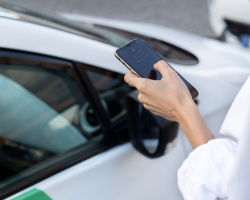 devo escolher um carro de mobilidade compartilhada ou um por assinatura
