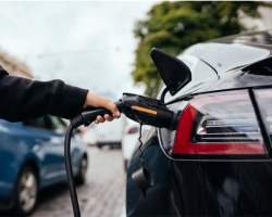 qual a diferenca entre um carro eletrico e um carro hibrido